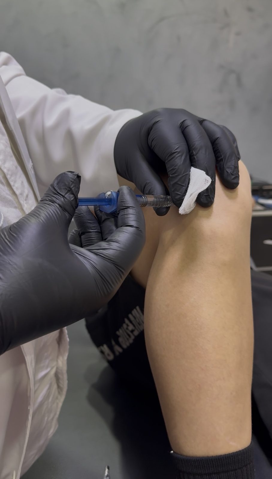 Infiltração intra-articular no joelho realizada na Caba Fisio