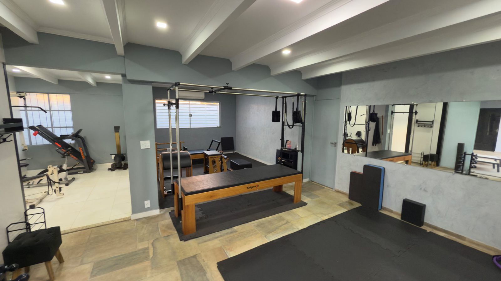 Estúdio de pilates com espelho
