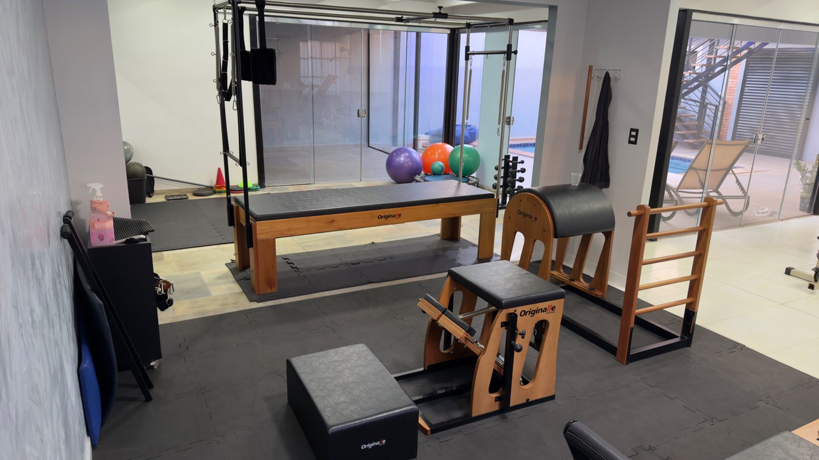 Estúdio de pilates com reformer, chair e cadillac